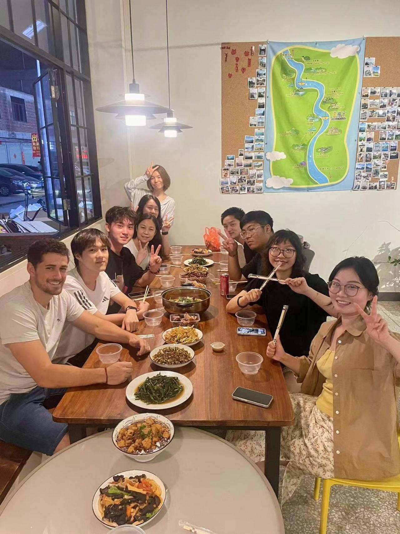 Pomelo Hostel Xingping Яншо Экстерьер фото